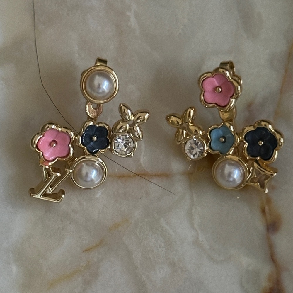 Louis Vuitton authentic 100%Floral Enamel and Pearl Earrings - Picture 10 of 11
